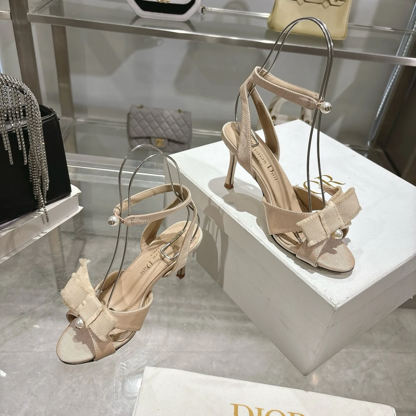 👟👟Ex-factory price 520👟👟 🎆Fringed webbing women's shoes Dior Dior 2024 spring and summer catwalk new Adiorble women's shoes CD star's same fashion tassel bow square head pearl letter logo hardware buckle high-heeled hollow sandals The top high-end version on the market Upper: original customized tassel grosgrain Lining: sheepskin lining foot pad Outsole: Italian leather outsole Heel height: 8.5cm Size: 34-41 (34.40.41. Customization is non-refundable)